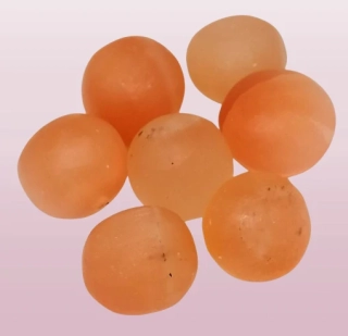 Oranžová selenitová koule 2,5–3 cm – očistný minerál pro meditaci a ochranu