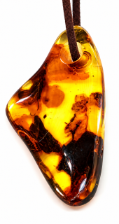 Jantar pravý přívěsek exkluziv, váha 5,15 g /4,7x2,5x0,6 cm/