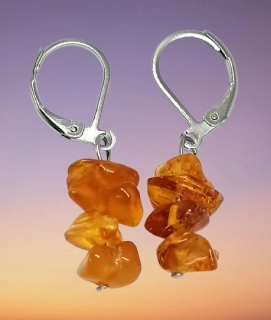 Jantarové náušnice z chirurgické oceli – sekaný přírodní jantar, esoterický šperk